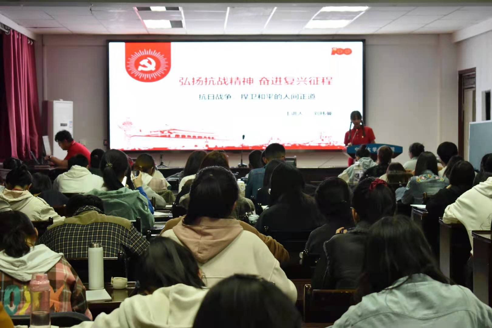说明: 一群人在房间里描述已自动生成