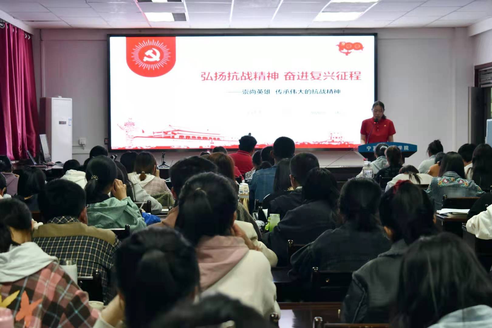 说明: 会议室里的人们描述已自动生成