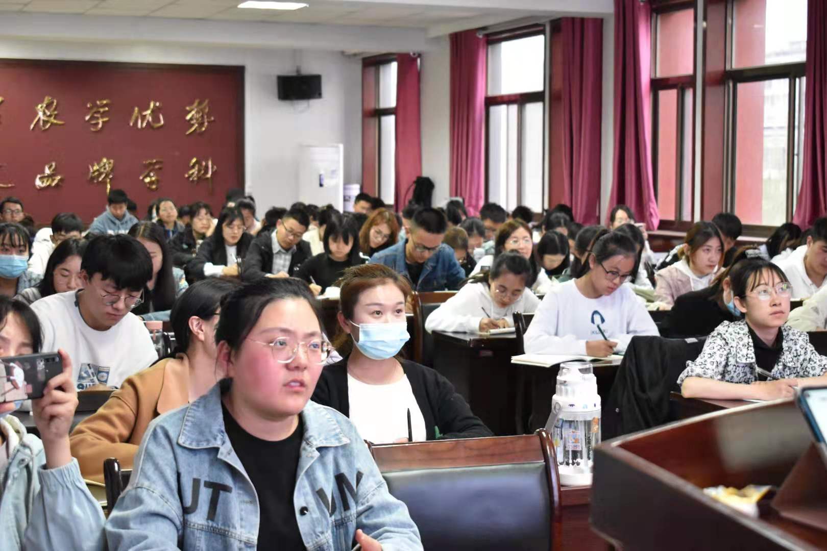 说明: 会议室里的人们描述已自动生成